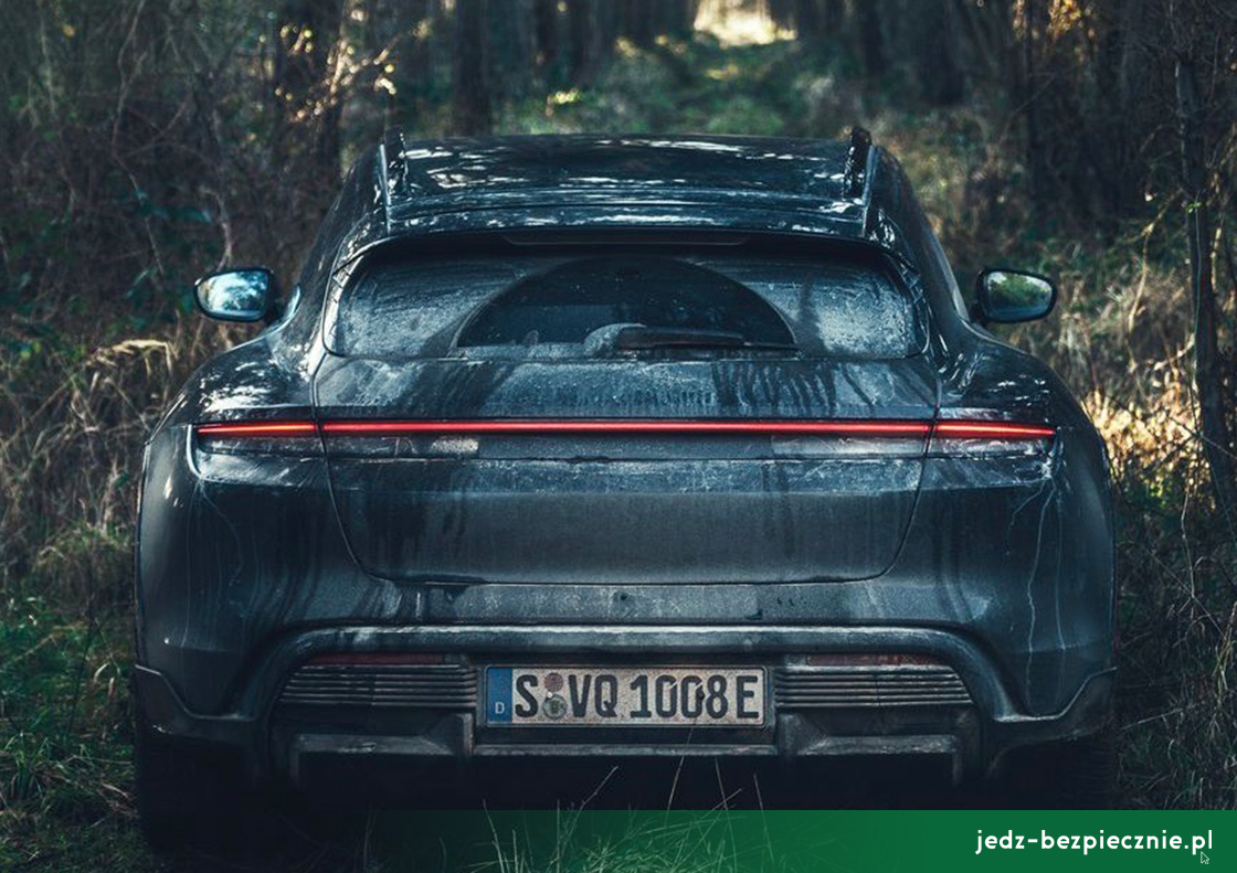 Premiera tygodnia - Porsche Taycan Cross Turismo - tył samochodu, jazda w terenie